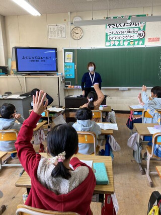 梨郷小学校で福祉教育を行いました。