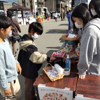 沖郷秋祭り・軽トラック市で【赤い羽根共同募金】の啓発活動を行いました