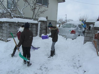 漆山小学校6年生が地区の高齢者に年賀状をお届け、除雪のお手伝いをしました。