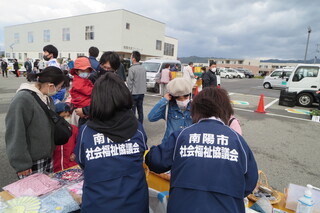 沖郷秋祭り・軽トラック市で【赤い羽根共同募金】の啓発活動を行いました。